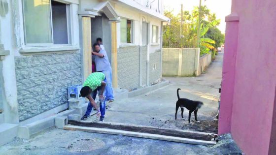 À Quatre-Bornes : polémique autour d’une structure en ciment érigée en pleine rue