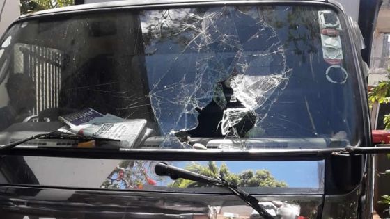 Renvoyé par son employeur en raison d’une branche qui a percuté sa camionnette