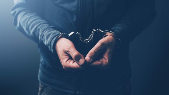 Il aide un détenu évadé à couper ses menottes