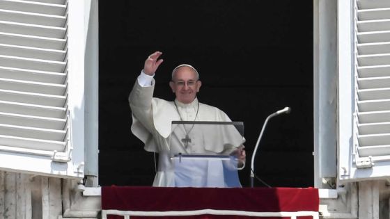 Interdit de se plaindre!, mot d'ordre accroché sur la porte du pape