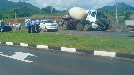 Terre-Rouge/Verdun : Un camion fait une sortie de route