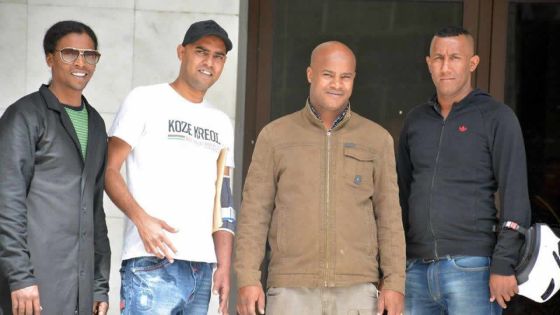 Accrochage avec des marchands ambulants : accusations provisoires contre quatre artistes rayées