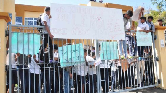 Dr James Burty David SSS : manifestation des élèves