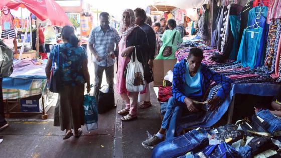 Cinq mois après leur relogement : la majorité des marchands ambulants en difficulté financière