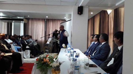 Atelier de travail : Showkutally Soodhun expulse une habitante de St-Pierre