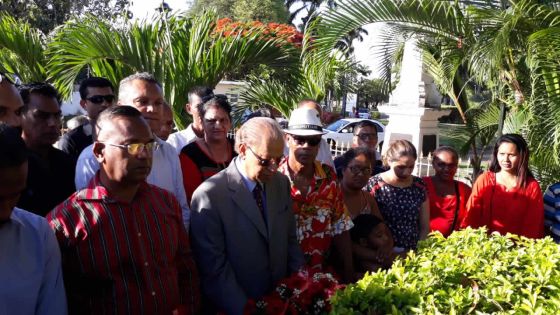 Dépôt de gerbes en hommage à James Burty David