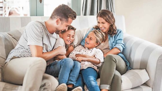 Rallongement des congés parentaux : une mesure saluée, mais des inquiétudes sur ses implications