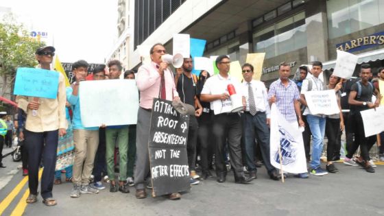 Frais d’examens SC/HSC : élèves, parents et travailleurs sociaux dans la rue