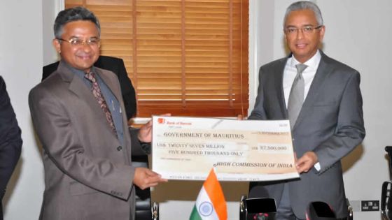 Financement : l’Inde remet un chèque de Rs 900 millions au Premier ministre