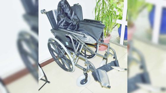 Il cherche un fauteuil roulant pour sa mère