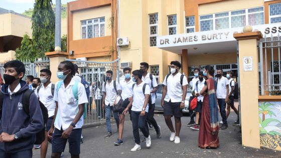 Flambée des cas de COVID-19 : la fermeture des écoles durant deux semaines réclamée 