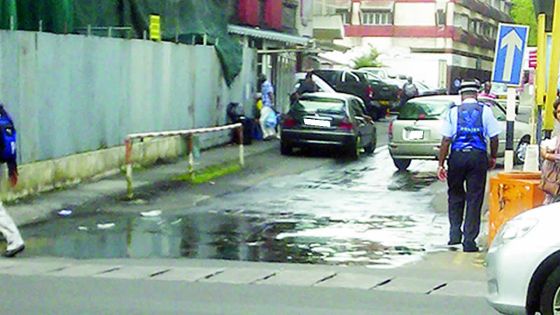 Curepipe : eau nauséabonde à l’entrée d’un supermarché