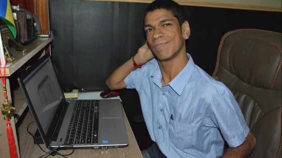 Il dessine en 2D et 3D avec son coude : Anishal Madhub surpasse son handicap