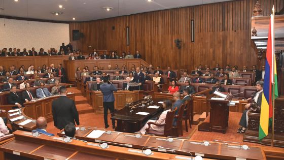 Salaires et pension : certaines voix réclament de mettre fin aux largesses des élus