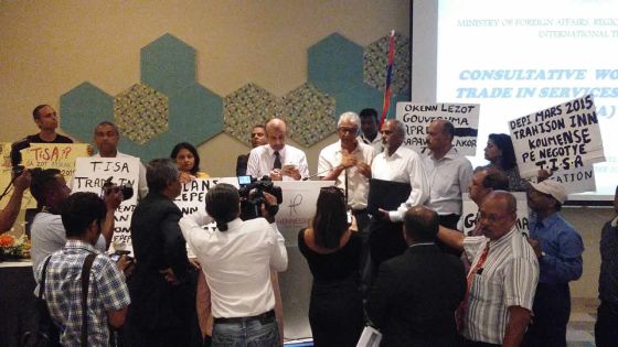 Trade In Services Agreement : des syndicalistes manifestent contre un atelier consultatif public-privé   