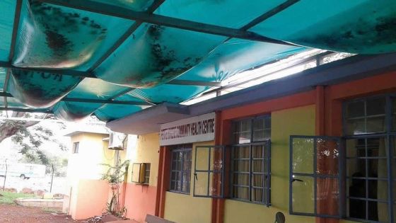 À Petite-Rivière : une bâche en guise de toit dans un dispensaire