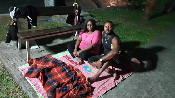 À la veille de Noël : un couple dort dans la rue
