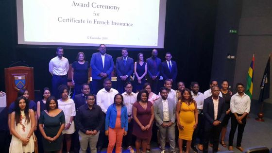 Cérémonie de remise des certificats à Ebène : l’UoM récompense le personnel d’Allianz en assurance française