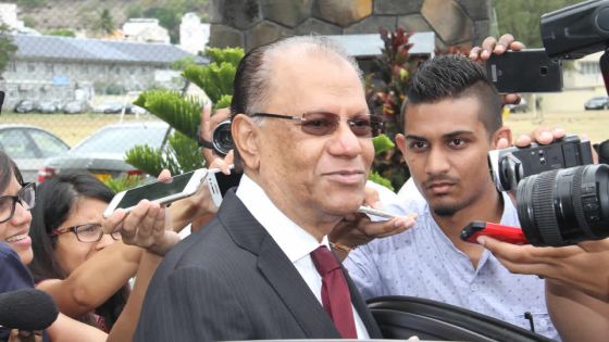 L’ex-PM confronté à ses transactions bancaires