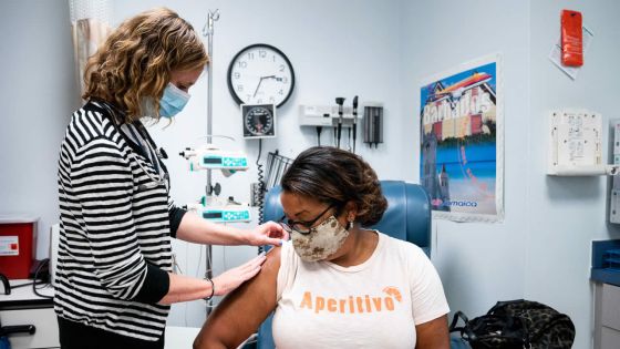 Vaccins contre la CoVID-19 : leur efficacité fait l’objet de débat