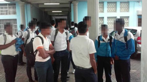 Collège Imperial : un «store transformé en salle de classe» provoque la colère des élèves et des parents