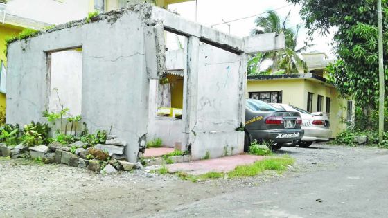 Le toit d’un bâtiment menace de s’effondrer