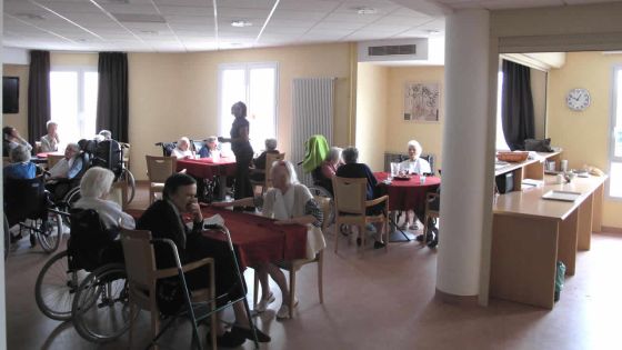 Votre argent - Vivre dans une maison de retraite : combien ça coûte ?