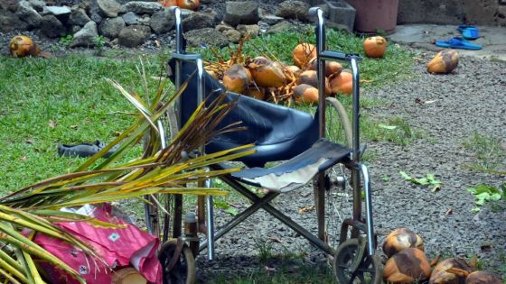 Un fauteuil roulant défectueux