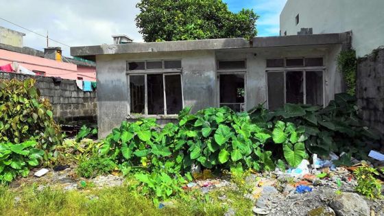 À Résidence Atlee, Forest Side : un terrain laissé à l’abandon depuis 10 ans indigne le voisinage