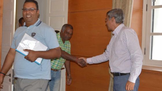 Vente à l’encan : Xavier-Luc Duval rencontre les planteurs