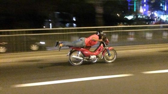 Buzz sur Facebook - Courses illégales : la police à la poursuite d’un motocycliste