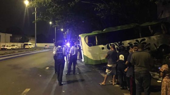 Sur l’autoroute mardi soir : un minibus fait une sortie de route spectaculaire