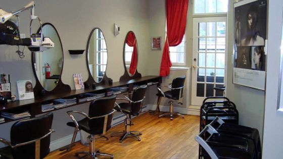 Orpheline de père : elle veut devenir coiffeuse pour aider sa mère