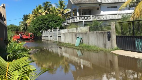 En raison de l’eau accumulée devant son bungalow à Péreybère : un membre de l’UNICEF bloqué dans sa villa depuis dix jours