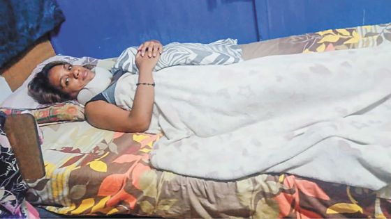 Souffrant d’une pathologie de la colonne vertébrale : Sandy, 35 ans, brisée par la douleur, abandonnée par le système