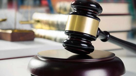 Une Américaine plaide coupable d'avoir été seins nus devant son mari 