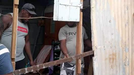 Marcelin et ses frères aident Joanita et sa famille à avoir un toit