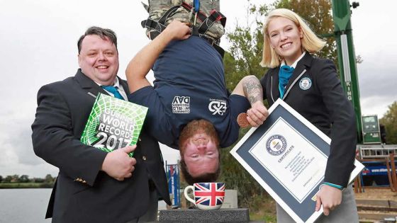 Il saute de 73 mètres pour tremper son biscuit dans du thé