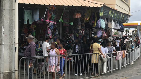 Fêtes de fin d’année : le shopping la ceinture serrée