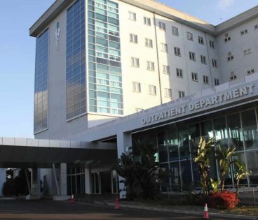 Apollo Bramwell : un médecin réclame une compensation de Rs 9 millions