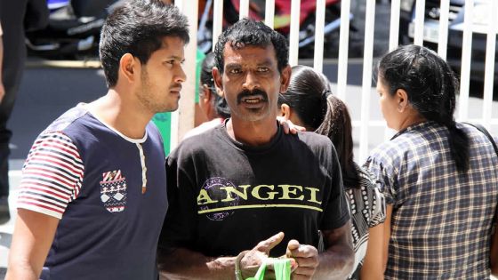 Aux abords de la cour intermédiaire : il tente de faire passer du gandia caché dans du pain à son fils