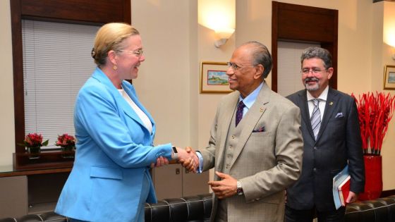 Le Premier ministre, le Dr Navin Ramgoolam, a eu, cet après-midi à son bureau, une rencontre avec Harriet Matthews, ‘Chagos Archipelago Treaty Lead Negotiator’.