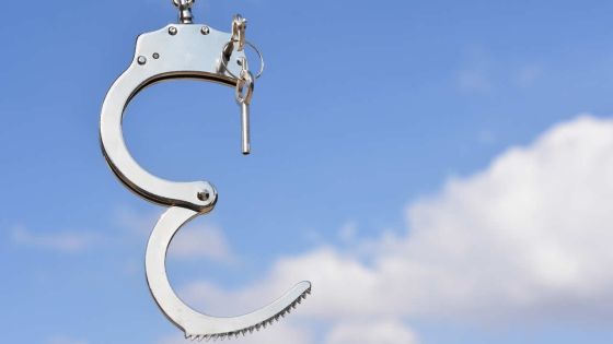 Tentative d’évasion : il brise une paire de menottes aux poignets