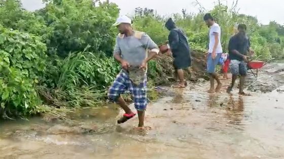 Inondations à La Caverne : des travaux en cours pour déblayer Takamaka