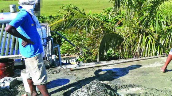 Poste-de-Flacq : la dalle d’une maison se désagrège un mois après avoir été coulée