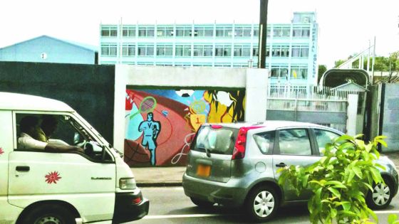 Casés dans un ancien «store» au collège Imperial - Un des élèves : «L’odeur émanant des toilettes nous incommode»