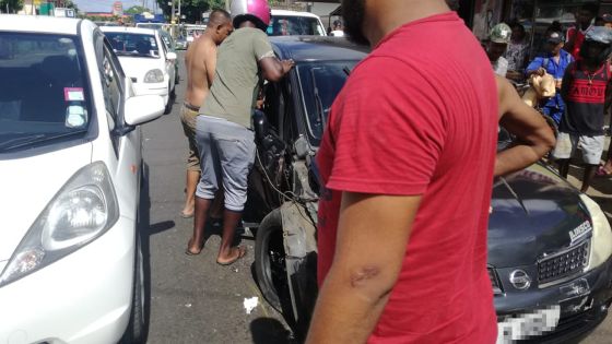 Petite-Rivière : une voiture percute deux véhicules, le conducteur prend la fuite