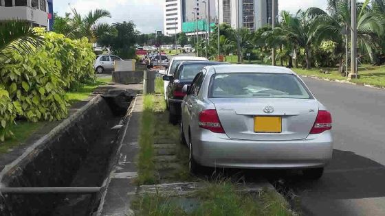 Le trottoir n’appartient plus aux piétons à Ébène