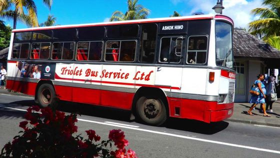 Un bébé de deux ans tombe de la porte de secours d’un autobus : « Mo ti kapav perdi mo zanfan », fulmine la mère