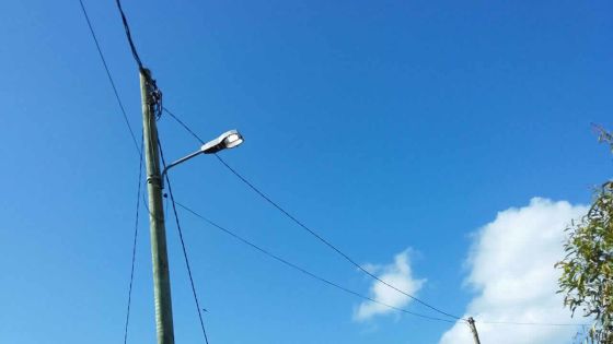 Lampadaire allumé en plein jour à Cité l’Oiseau